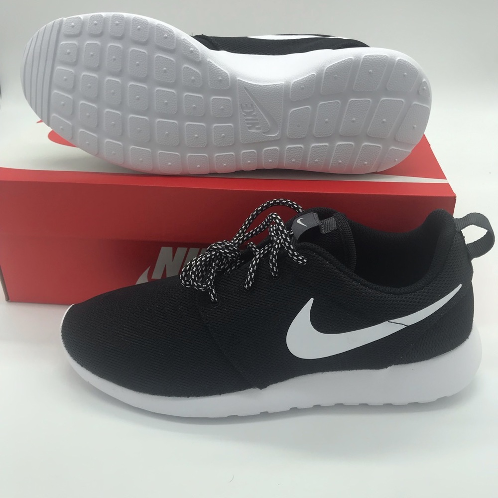 Nike Women’s roshe black white shoes 844994-002 - Picture 2 of 3